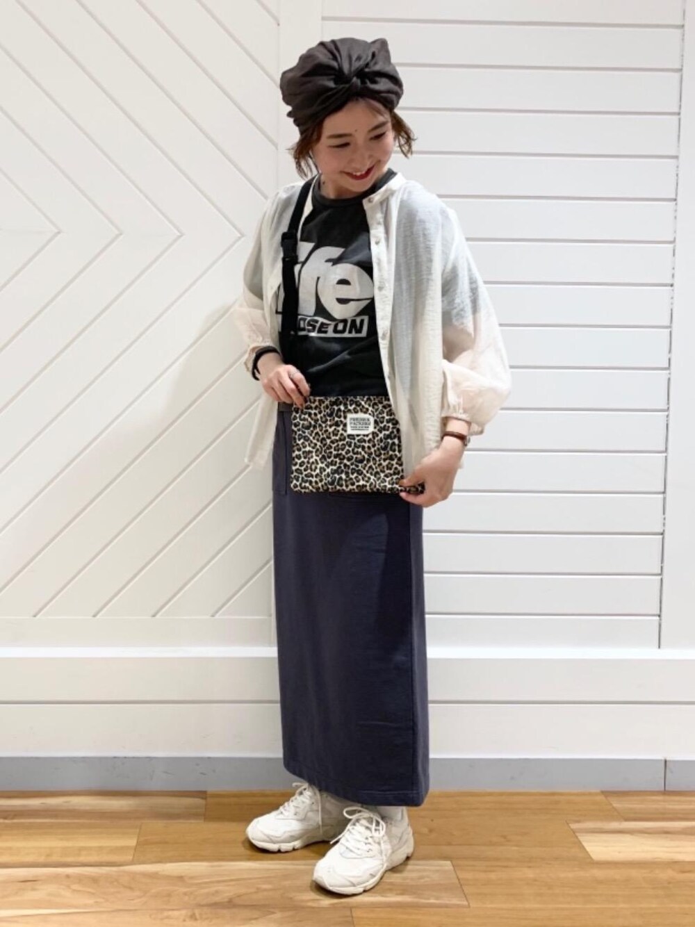 ホワイト系のシャツ/ブラウス、グレー系のスカート、ブラック系のTシャツ/カットソーを着用したレディースの春コーディネートの1枚目の写真