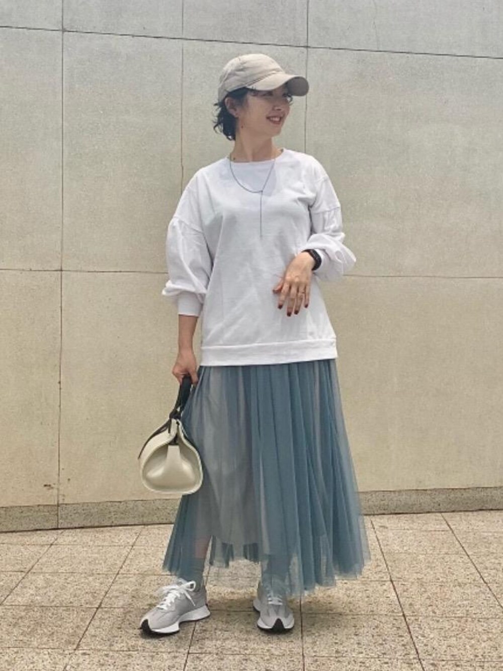 「スニーカー、スカート、シューズ、フェミニン、Tシャツ/カットソー、ハット/キャップ、アウトドア/アスレジャー、■OUTERSUNSET」｜「NEW BALANCEの<New Balance (ニューバランス)>MS327 SLD スニーカー（スニーカー、グレー系）」を使った、taniguchi6879さん（レディース・159cm）の秋コーディネートの1枚目の写真