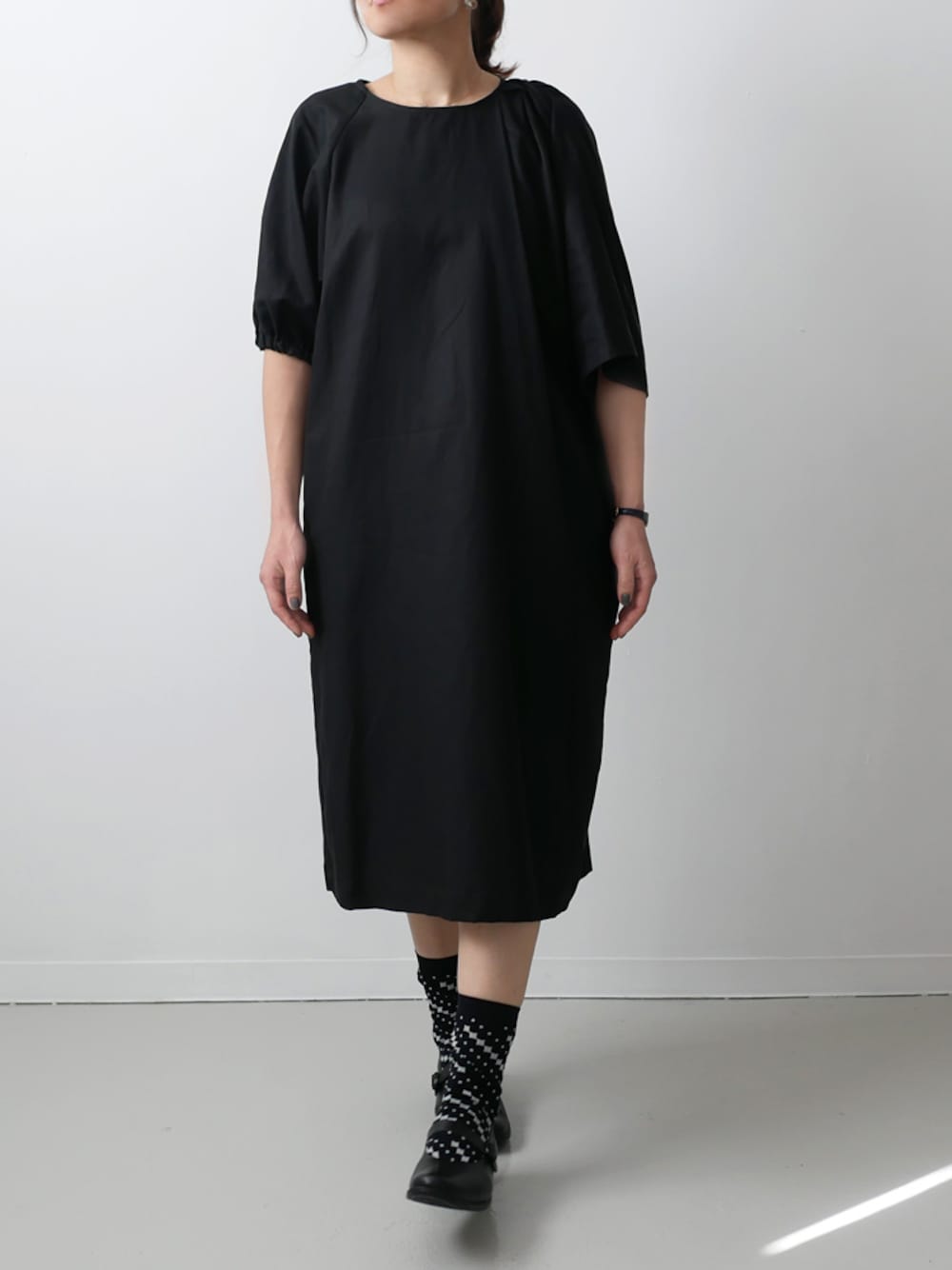 その他のワンピース、その他のスニーカーを着用したレディースの冬コーディネートの1枚目の写真