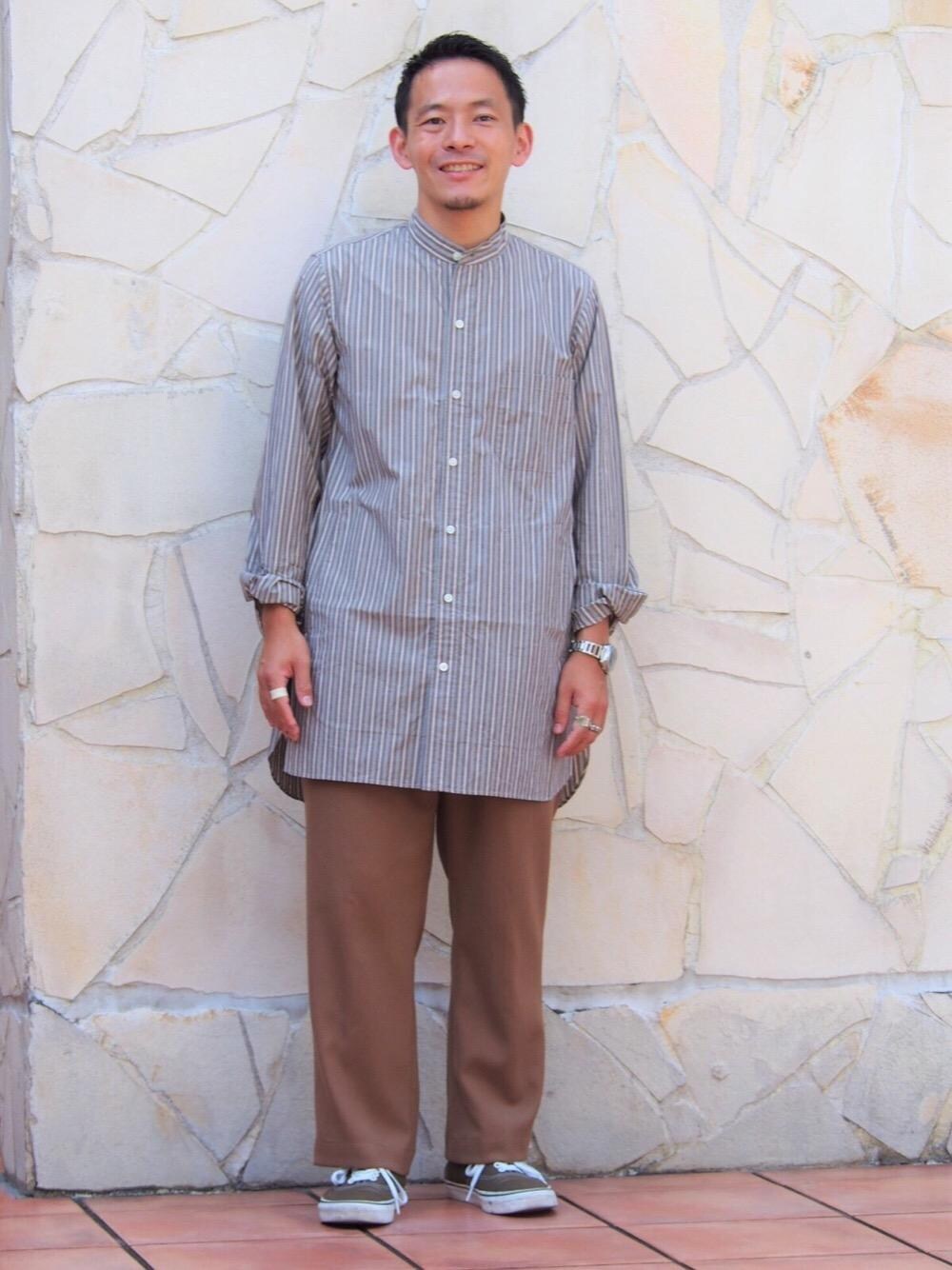 「Districtの＜District（ディストリクト）＞ BARATHEA  2インプリーツ ワイド パンツ（その他パンツ、ベージュ系）」を使った、KOBAYASHI　DAISUKEさん（メンズ・166cm）の夏コーディネートの1枚目の写真