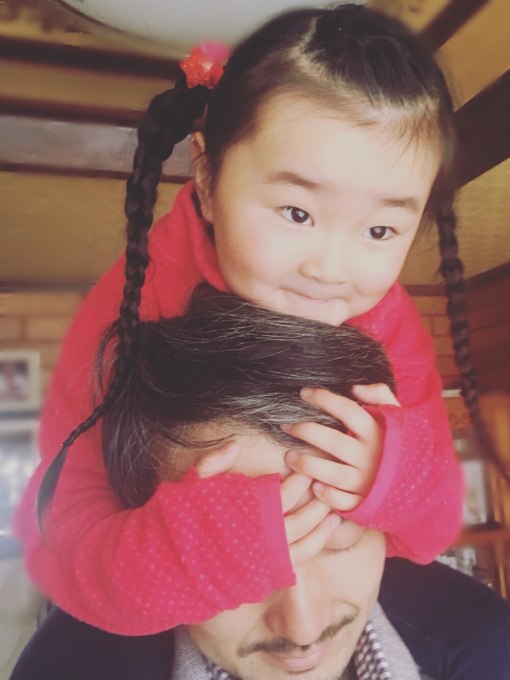 「キッズコーデ、かたぐるま、パパと娘」｜「ROXYのアイテム（ジャケット/アウター、レッド系）」を使った、hanaさん（キッズ・110cm）の冬コーディネートの1枚目の写真