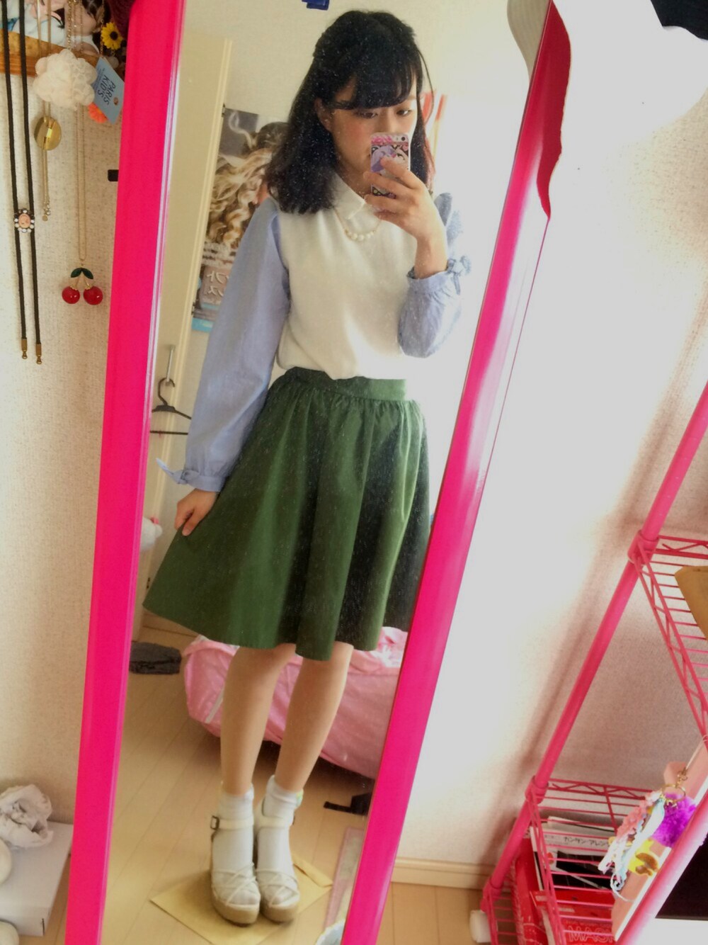 ホワイト系のスウェット、グリーン系のスカート、ホワイト系のサンダルを着用したレディースの春コーディネートの1枚目の写真