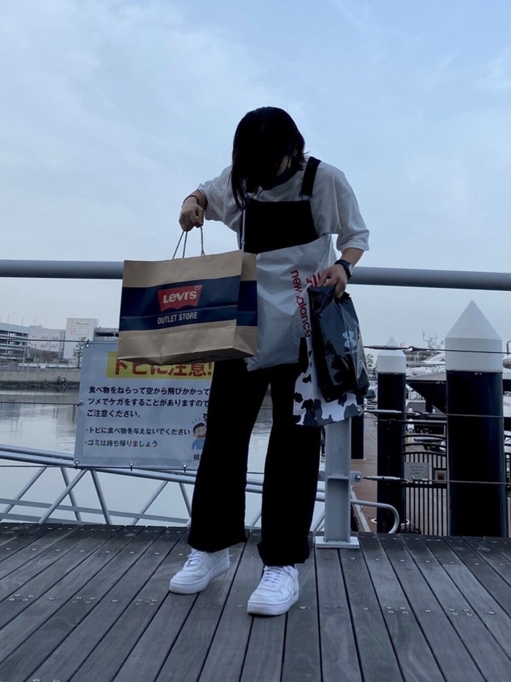 「GUのアイテム（サロペット/オーバーオール、ブラック系）」を使った、みさん（レディース・157cm）の春コーディネートの1枚目の写真