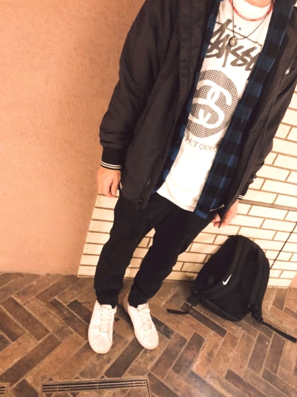 「名古屋旅行、ラフ着、UNIQLOパンツ」｜「STUSSYのアイテム（ナイロンジャケット、ブラック系）」を使った、Yutakaさん（メンズ・165cm）の秋コーディネートの1枚目の写真