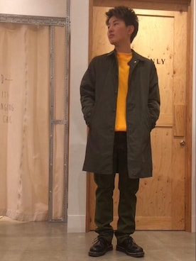 「coen（コーエン）のストレッチテーパードスリムチノパンツ（チノパンツ、グリーン系）」を使った、MAEDAさん（メンズ・162cm）の秋コーディネート