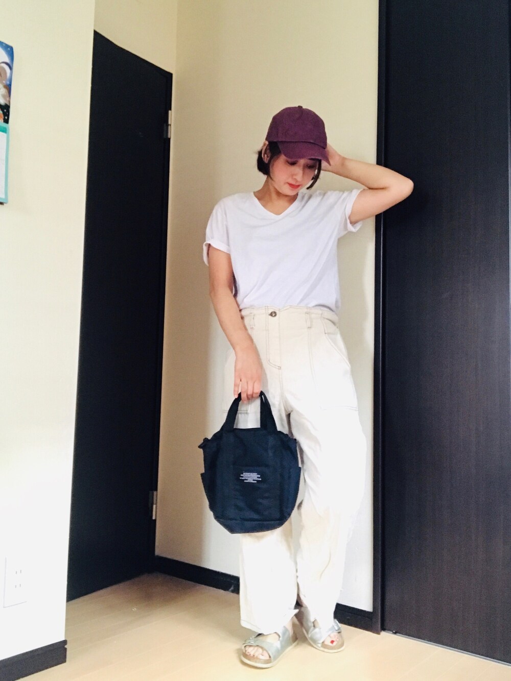 「ママコーデ、ワントーンコーデ、白Tシャツ、しまむら、GU、パシオス、キャップ、レトロガール、ワイドデニム、プチプラ」｜「しまむらのアイテム（サンダル、シルバー系）」を使った、まっすーさん（レディース・158cm）の夏コーディネートの1枚目の写真