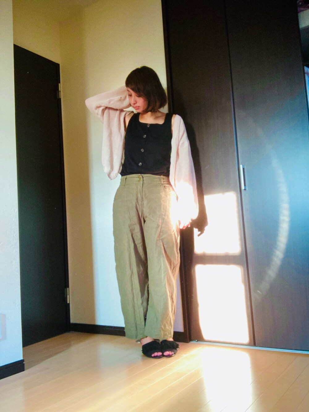 「ママコーデ、プチプラ、プチプラのあや、しまむら、GU、ベージュ、カーキパンツ、リブタンクトップ、黒タンク、フリンジサンダル」｜「しまむらのアイテム（チノパンツ、グリーン系）」を使った、まっすーさん（レディース・158cm）の秋コーディネートの1枚目の写真