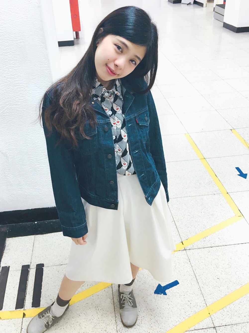 「denim、culottes、blouse、牛仔外套、襯衫、寬褲」｜「GUのアイテム（パンツ、ホワイト系）」を使った、Wong Yokettさん（レディース・158cm）の冬コーディネートの1枚目の写真