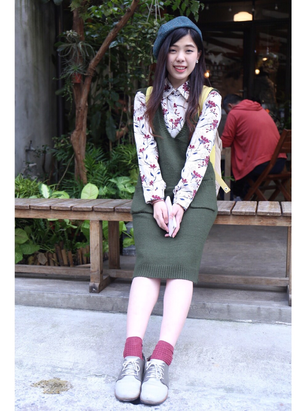「Doughnut、blouse、beret、knitwear、背心裙、襯衫、貝雷帽、針織、皮鞋、台灣」｜「DOUGHNUTのアイテム（バックパック/リュック、イエロー系）」を使った、Wong Yokettさん（レディース・158cm）の冬コーディネートの1枚目の写真
