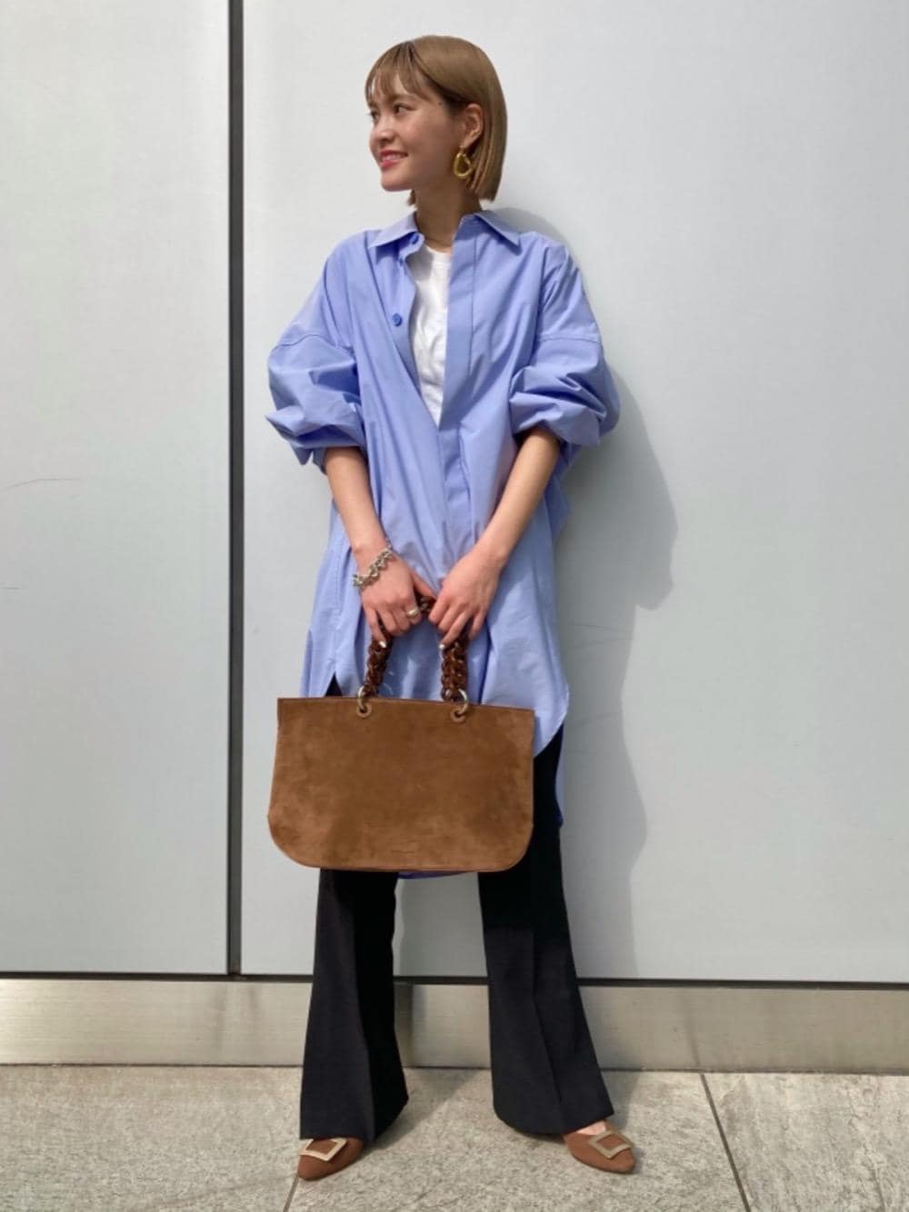 「ビッグシルエット、pellico、スクエアバッグ、アストラット、バックル、オデットエオディール、くすみブルー、スラックス 黒、Pumps styling」｜「PELLICOのPELLICO CHIARA（トートバッグ、ブラウン系）」を使った、稲垣　オデット エ オディール スタッフさん（レディース・157cm）の秋コーディネートの1枚目の写真