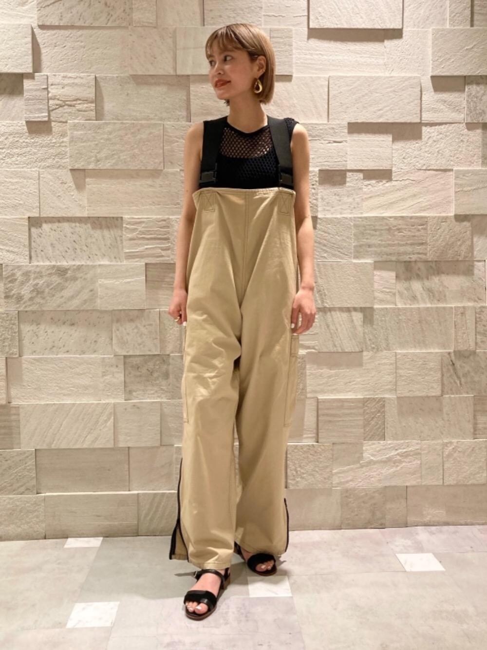 「トレンド、サロペット、beauty&youth、タウンクラフト、透かし編みニット、Pants style、オデットエオディール、Sandals styling、roku、休日すたいる」｜「ODETTE E ODILEのOFC スクエアツートーン サンダル20↓↑（サンダル、ブラック系）」を使った、稲垣　オデット エ オディール スタッフさん（レディース・157cm）の春コーディネートの1枚目の写真