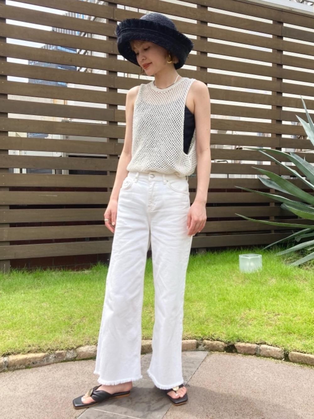 「モノトーン、ノースリーブ、メッシュ、Pants style、オデットエオディール、メゾンエヌアッシュパリ、Sandals styling、休日すたいる、vinilo、夏コーデ」｜「ODETTE E ODILEの【別注】VINILO Acc TongSD（サンダル、ブラック系）」を使った、稲垣　オデット エ オディール スタッフさん（レディース・157cm）の夏コーディネートの1枚目の写真