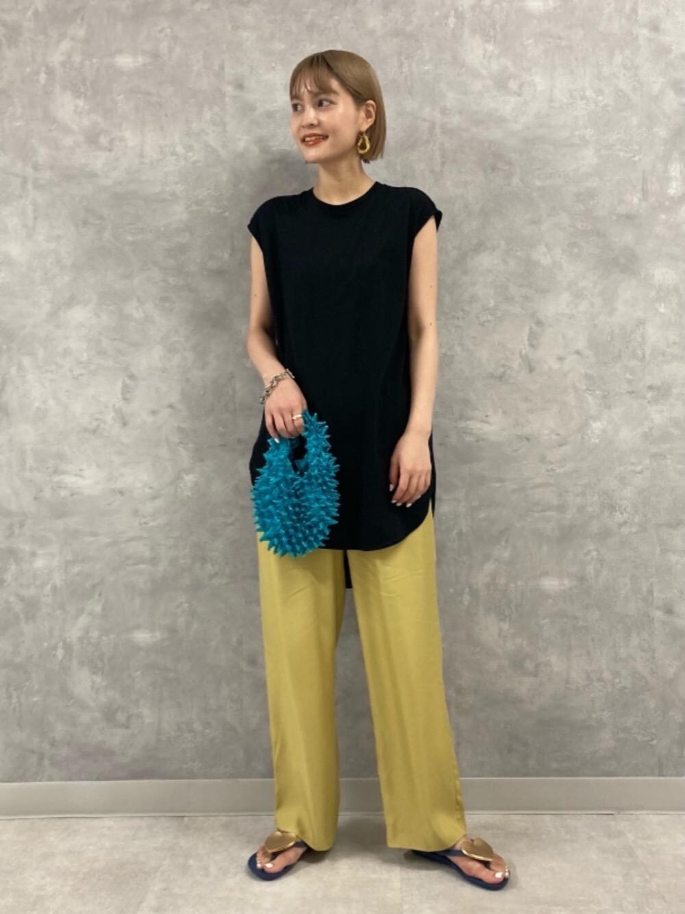 「ミニバッグ、ビタミンカラー、ノースリーブ、ビーチサンダル、Pants style、オデットエオディール、Sandals styling、休日すたいる、さんだる、夏コーデ」｜「BUNZABUROのBUNZABURObaiShibori BAG（エコバッグ/サブバッグ、ブルー系）」を使った、稲垣　オデット エ オディール スタッフさん（レディース・157cm）の夏コーディネートの1枚目の写真