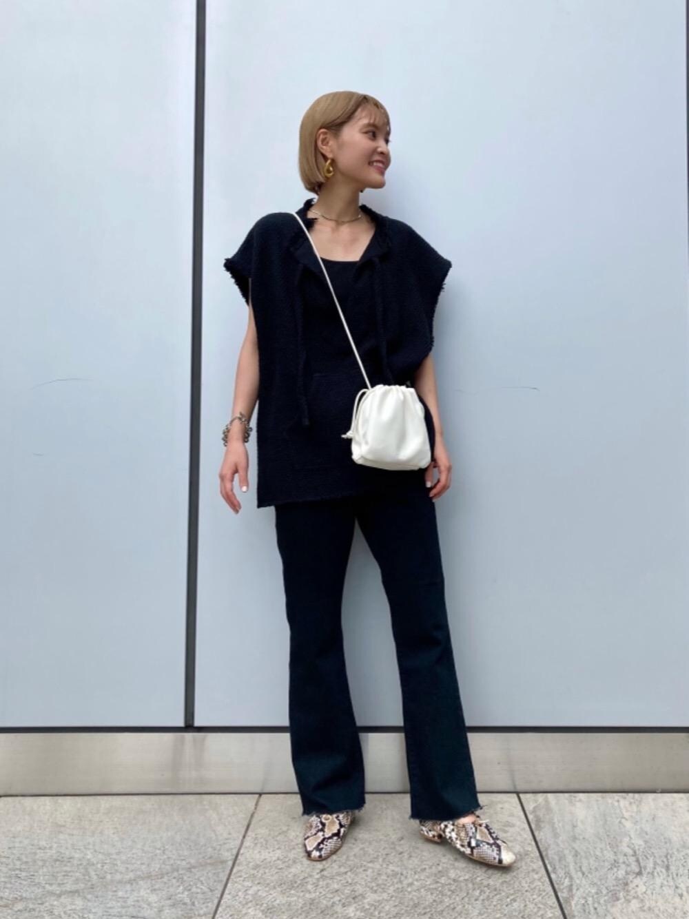 「モノトーン、パイソン柄、ミニバッグ、黒デニム、Pants style、オデットエオディール、ノースリーブ　黒、Flat shoes styling、休日すたいる、キレイメカジュアル」｜「ODETTE E ODILEのドロスト フラット20↑（パンプス、その他）」を使った、稲垣　オデット エ オディール スタッフさん（レディース・157cm）の夏コーディネートの1枚目の写真