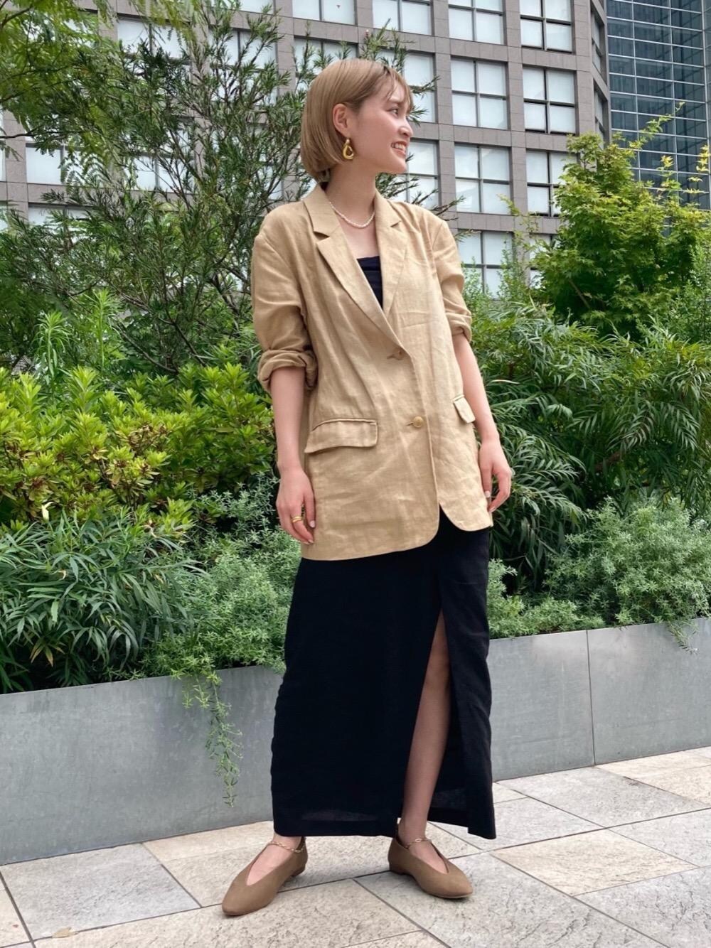「ジャケット、休日スタイル、ブラウン、リネン、きれいめカジュアル、スリットスカート、ROKU、オデットエオディール、Flat shoes styling、Skirt style」｜「ODETTE E ODILEの【オーダー】サプルカバー フラット10(チェーンカラー：ゴールド)（パンプス、ブラウン系）」を使った、稲垣　オデット エ オディール スタッフさん（レディース・157cm）の夏コーディネートの1枚目の写真
