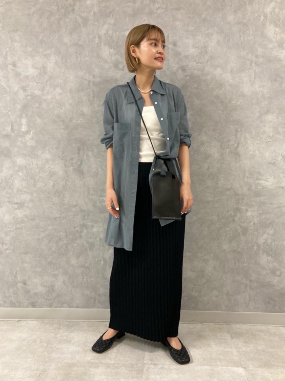 「キルティング、beauty&youth、シンプルコーデ、シャツスタイル、ミニバッグ、オデットエオディール、スクエアトゥ、Flat shoes styling、Skirt style、休日すたいる」｜「ODETTE E ODILEのキルティングスクエア フラット20（パンプス、ブラック系）」を使った、稲垣　オデット エ オディール スタッフさん（レディース・157cm）の夏コーディネートの1枚目の写真