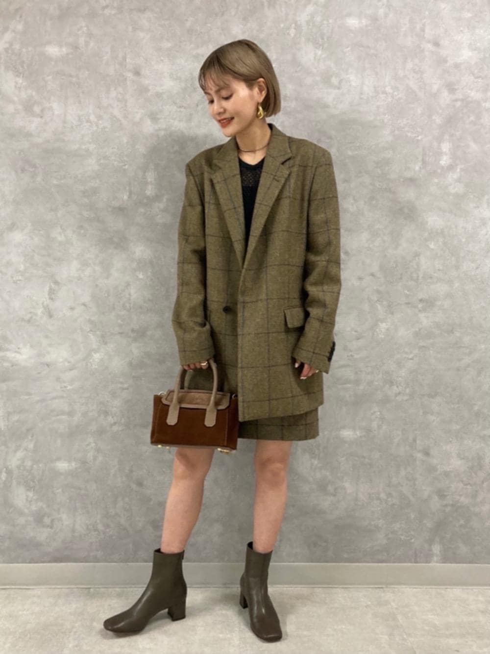 「チェック、ショートブーツ、ミニバッグ、スクエアバッグ、オデットエオディール、スクエアトゥ、H BEAUTY&YOUTH、Skirt style、休日すたいる、キレイメカジュアル」｜「ODETTE E ODILEのスクエアトゥ ショートブーツ55↓↑（ブーツ、ブラウン系）」を使った、稲垣　オデット エ オディール スタッフさん（レディース・157cm）の秋コーディネートの1枚目の写真