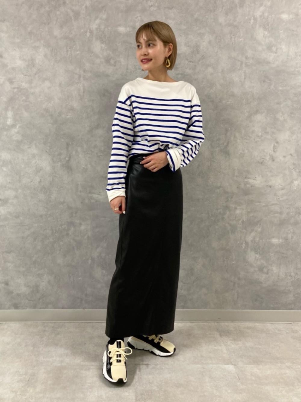 「スニーカー、レザースカート、モード、秋服、オデットエオディール、H BEAUTY&YOUTH、Skirt style、メゾンマヴェリックプレゼンツ、ぼーだー」｜「MAISON MAVERICK PRESENTSの【一部別注】MAISON MAVERICK PRESENTS  Dad（スニーカー、その他）」を使った、稲垣　オデット エ オディール スタッフさん（レディース・157cm）の秋コーディネートの1枚目の写真