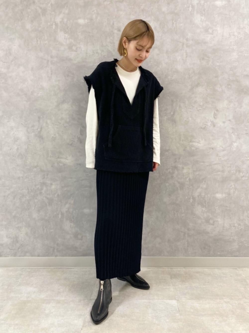 「モノトーン、ユナイテッドアローズ、秋コーデ、オデットエオディール、Boots styling、Skirt style、休日すたいる、ロンt、キレイメカジュアル、ジュリアタデウチ」｜「ODETTE E ODILEの【別注】＜GIULIA TADDEUCCI（ジュリア タデウチ）＞ SARA（ブーツ、ブラック系）」を使った、稲垣　オデット エ オディール スタッフさん（レディース・157cm）の秋コーディネートの1枚目の写真