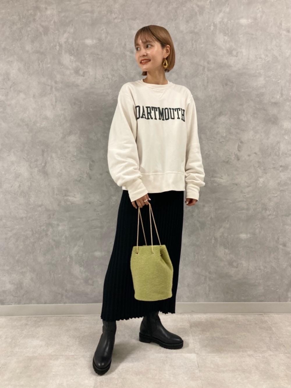 「スウェット、タイトスカート、ショートブーツ、秋コーデ、オデットエオディール、Boots styling、Skirt style、休日すたいる」｜「ODETTE E ODILEのストレッチフィットプレーン ショートブーツ40↓↑（ブーツ、ブラック系）」を使った、稲垣　オデット エ オディール スタッフさん（レディース・157cm）の秋コーディネートの1枚目の写真