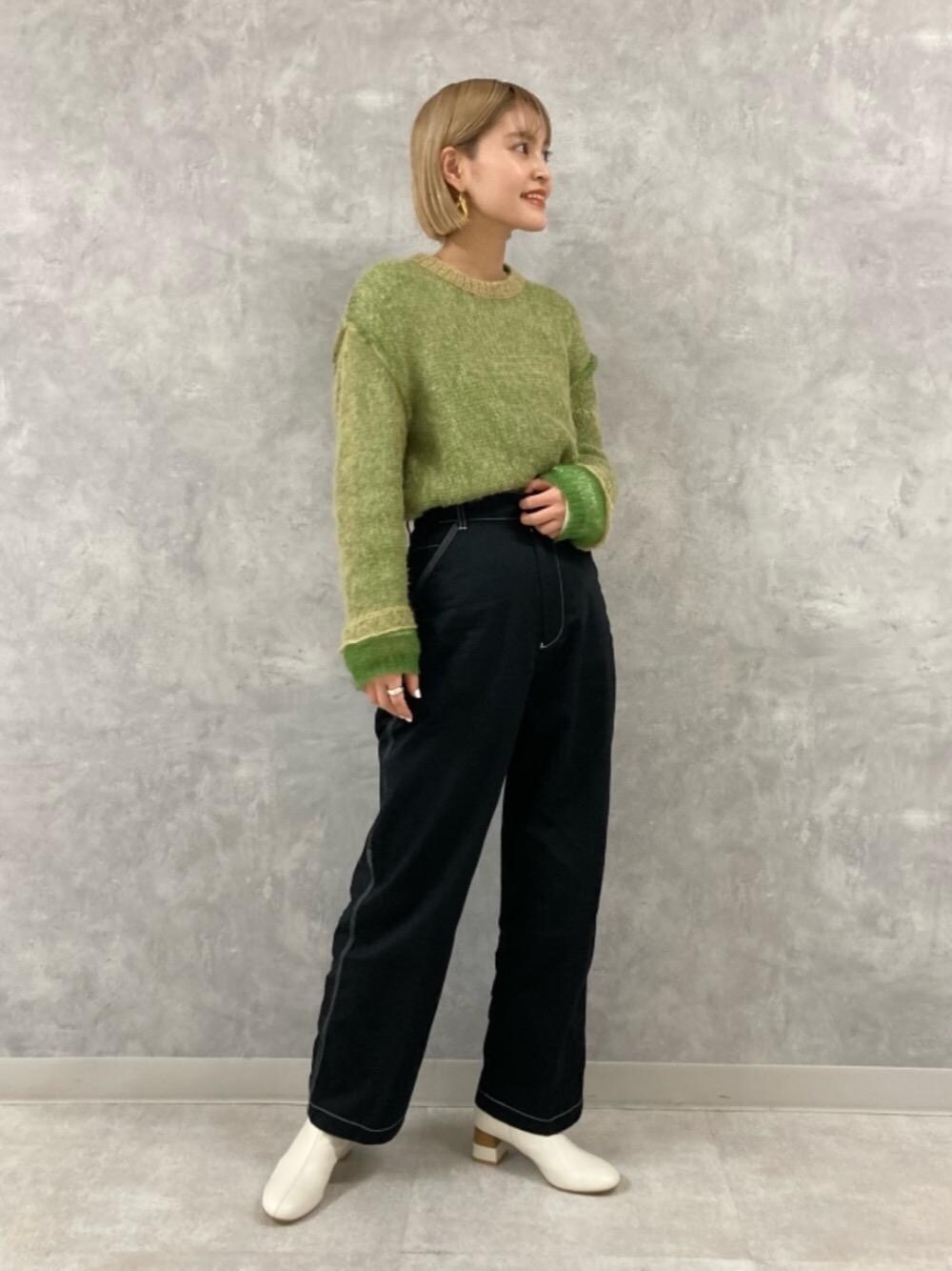 「グリーン、冬コーデ、Pants style、アストラット、オデットエオディール、ステッチパンツ、PERVERZE、Boots styling、休日すたいる、ぶーつ」｜「ODETTE E ODILEのハーフスタックヒール ショートブーツ55↓↑（ブーツ、ホワイト系）」を使った、稲垣　オデット エ オディール スタッフさん（レディース・157cm）の秋コーディネートの1枚目の写真