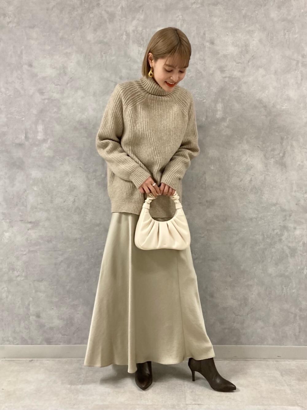 「冬コーデ、タートルネック、シンプルコーデ、エレガント、オデットエオディール、サテンスカート、Boots styling、Skirt style、休日すたいる、ぶーつ」｜「ODETTE E ODILEのポインテッドプレーンBH ショートブーツ70↓↑（ブーツ、ブラウン系）」を使った、稲垣　オデット エ オディール スタッフさん（レディース・157cm）の冬コーディネートの1枚目の写真