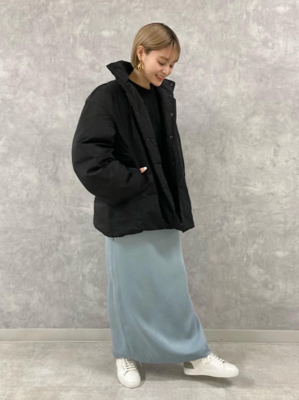 「スニーカー、ダウンジャケット、冬コーデ、アストラット、オデットエオディール、サテンスカート、Flat shoes styling、LOEFF、Skirt style、休日すたいる」｜「ODETTE E ODILEのユーチップ スニーカー（スニーカー、ホワイト系）」を使った、稲垣　オデット エ オディール スタッフさん（レディース・157cm）の冬コーディネートの1枚目の写真