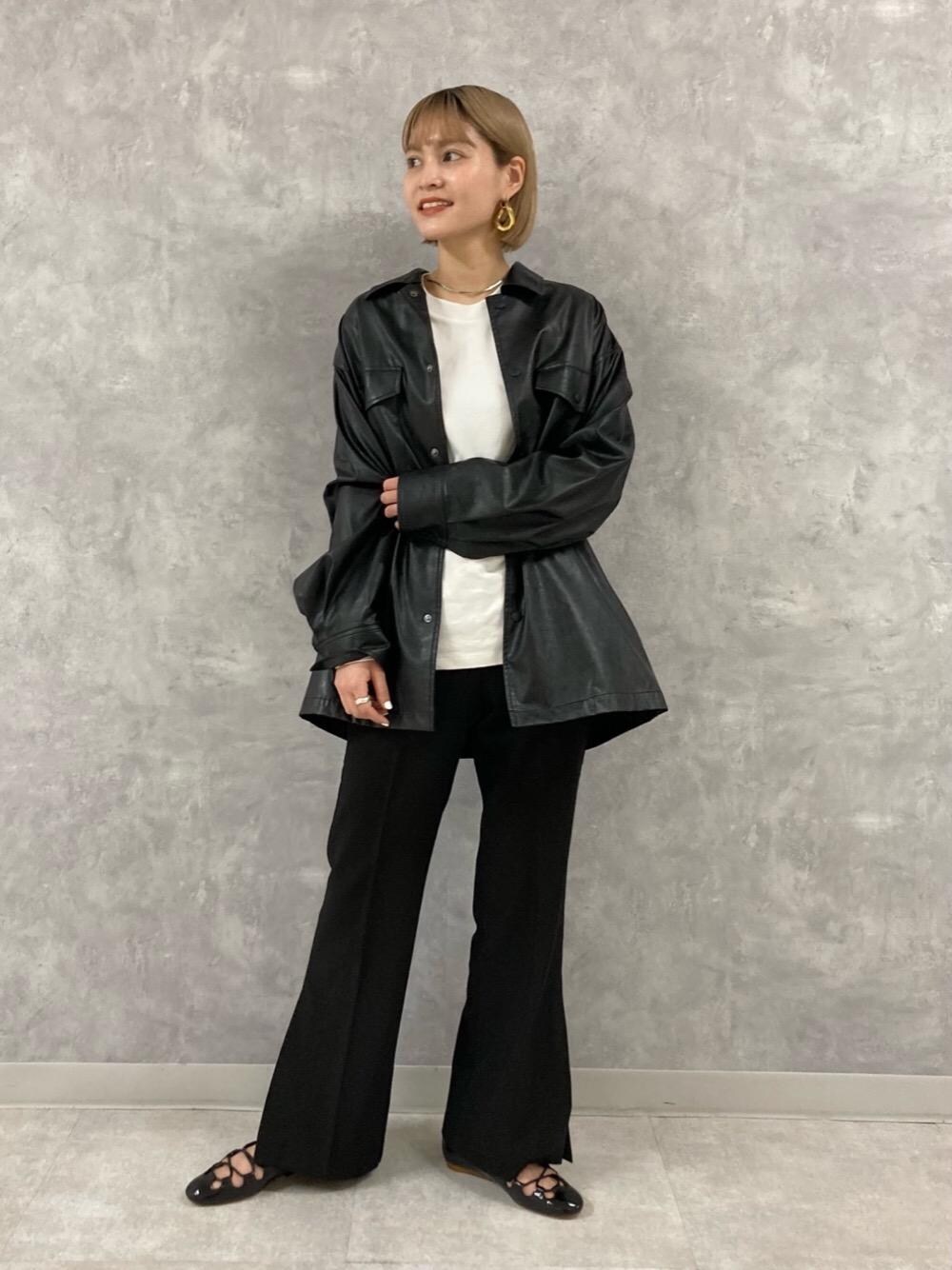 「モノトーン、モード、ギリーシューズ、Pants style、オデットエオディール、H BEAUTY&YOUTH、Flat shoes styling、フェイクレザーシャツ、休日すたいる」｜「ODETTE E ODILEのラウンドソフトギリー フラット10↓↑（パンプス、ブラック系）」を使った、稲垣　オデット エ オディール スタッフさん（レディース・157cm）の冬コーディネートの1枚目の写真