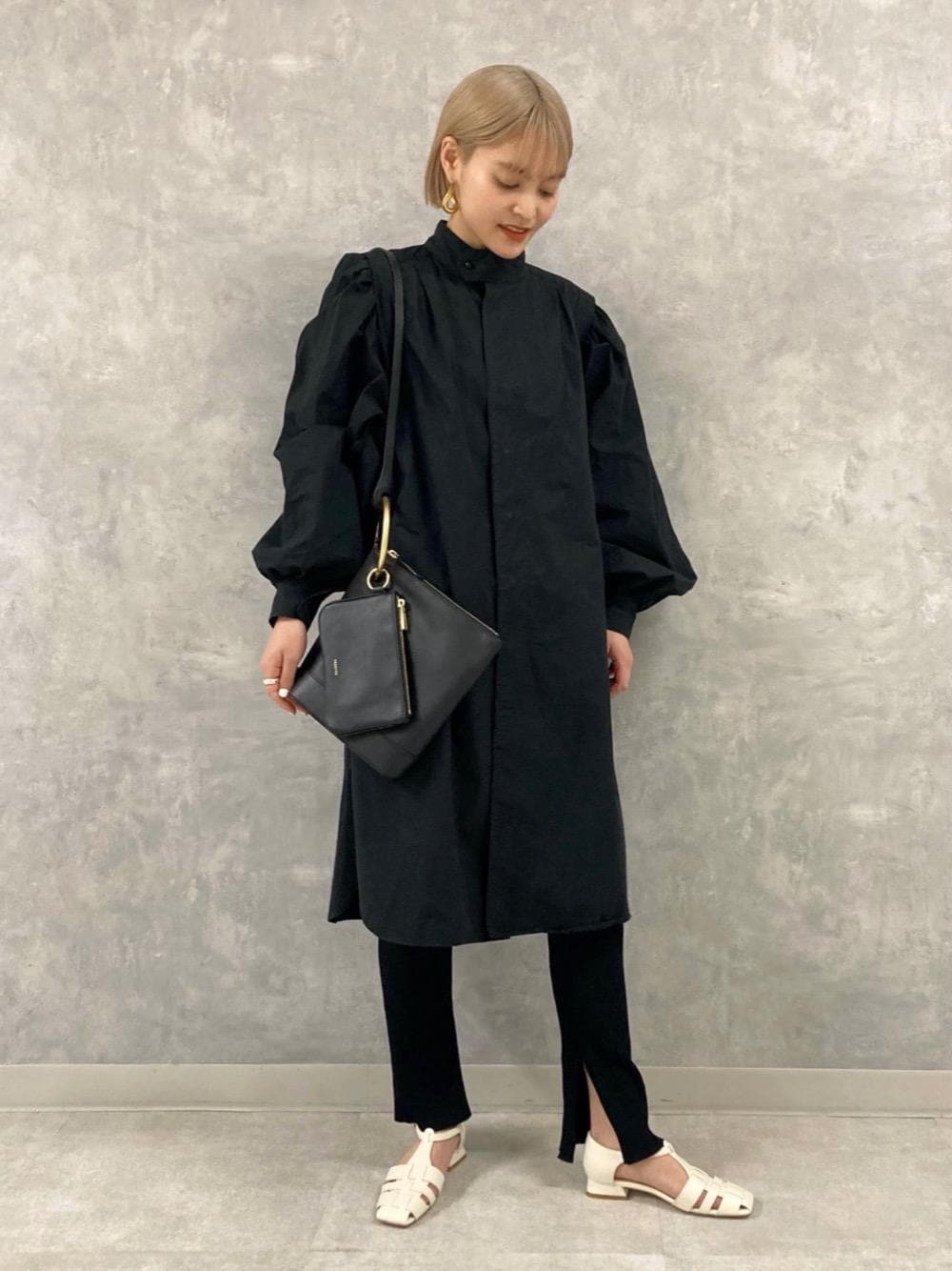 「ワントーンコーデ、モノトーン、モード、グルカ、オデットエオディール、スクエアトゥ、Flat shoes styling、Skirt style、👟バッグ、ワンピース 」｜「ODETTE E ODILEのスクエアグルカ フラット20↓↑（パンプス、ホワイト系）」を使った、稲垣　オデット エ オディール スタッフさん（レディース・157cm）の冬コーディネートの1枚目の写真