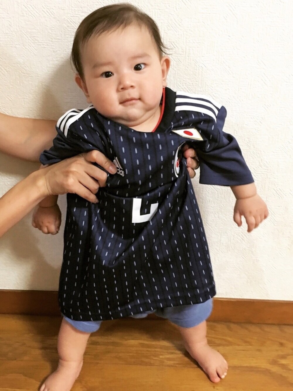 「サッカー日本代表応援コーデ、スポーツミックス、サッカー観戦、サッカー、０歳、男の子コーデ、おとこのこ、５ヶ月、おしゃれさんと繋がりたい」｜「adidasのアディダス サッカー日本代表 キッズ ホームレプリカユニフォーム半袖（Tシャツ/カットソー、ブルー系）」を使った、somamaさん（キッズ・70cm）の夏コーディネートの1枚目の写真