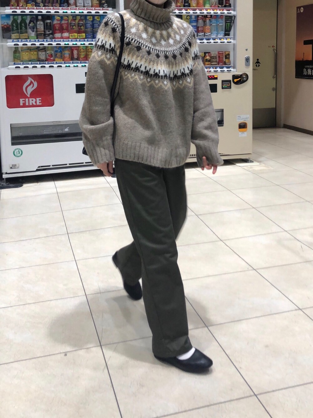 「秋冬コーデ、大人カジュアル、ゆるコーデ、シンプルコーデ、カジュアルコーデ、カーキパンツ、ショッピング、冬コーデ、プチプラコーデ、ノルディック柄」｜「H&Mのアイテム（ニット/セーター、ブラウン系）」を使った、サヤさん（レディース・159cm）の秋コーディネートの1枚目の写真