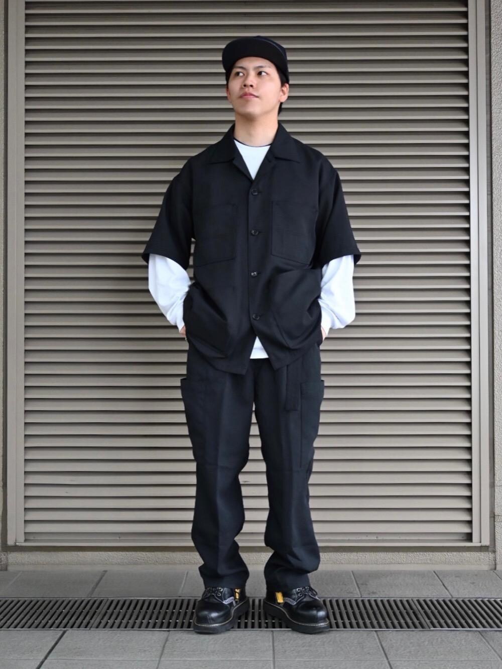 ブラック系のその他パンツ、ホワイト系のTシャツ/カットソーを着用したメンズの春コーディネートの1枚目の写真