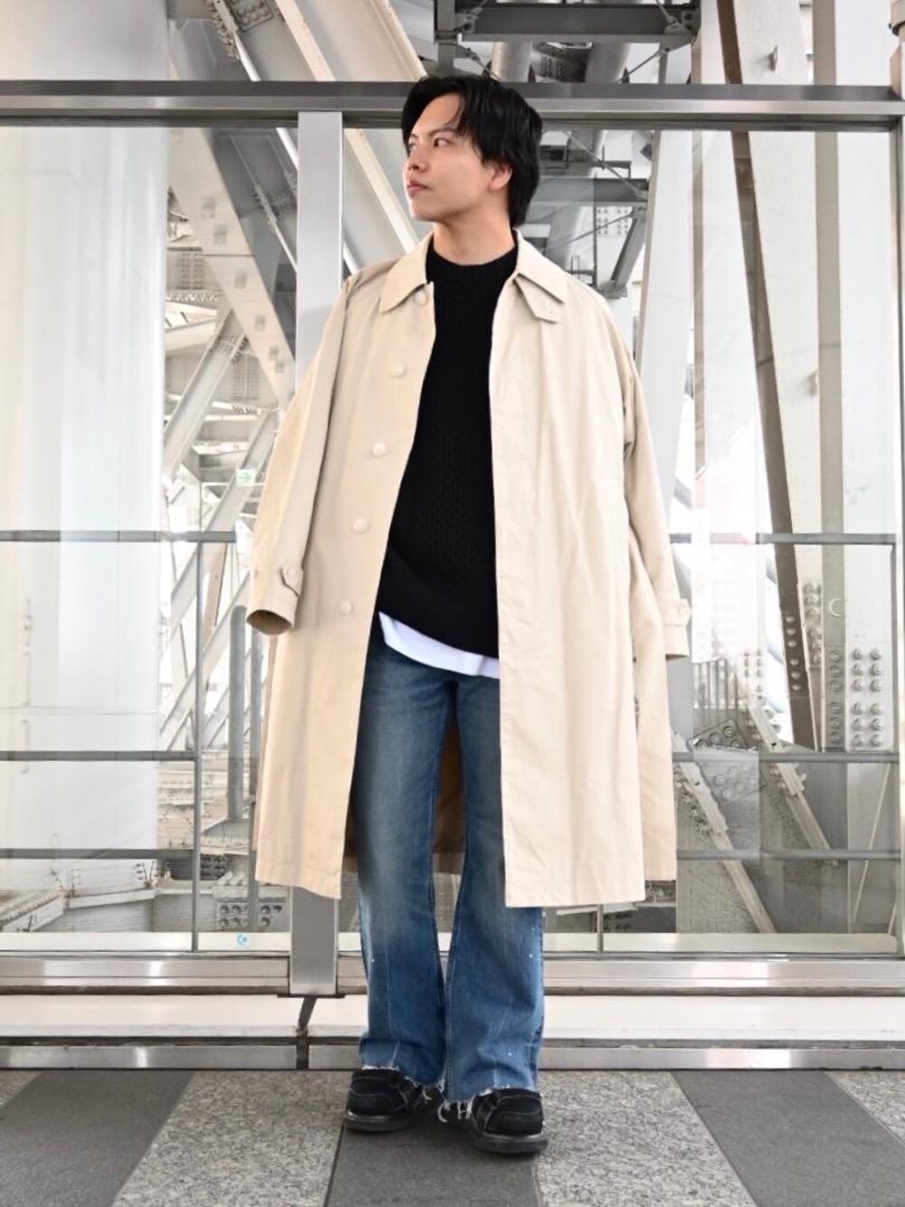 ホワイト系のTシャツ/カットソー、ブラック系のニット/セーター、ベージュ系のステンカラーコートを着用したメンズの秋コーディネートの1枚目の写真