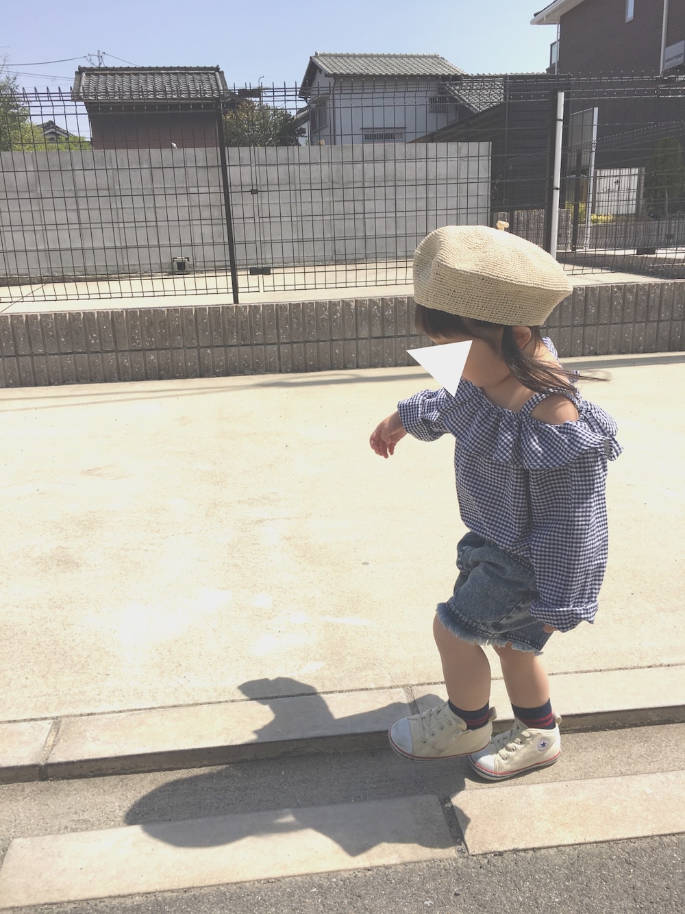 ブルー系のシャツ/ブラウス、ブルー系のデニムパンツ、ホワイト系のスニーカーを着用したキッズの春コーディネートの1枚目の写真