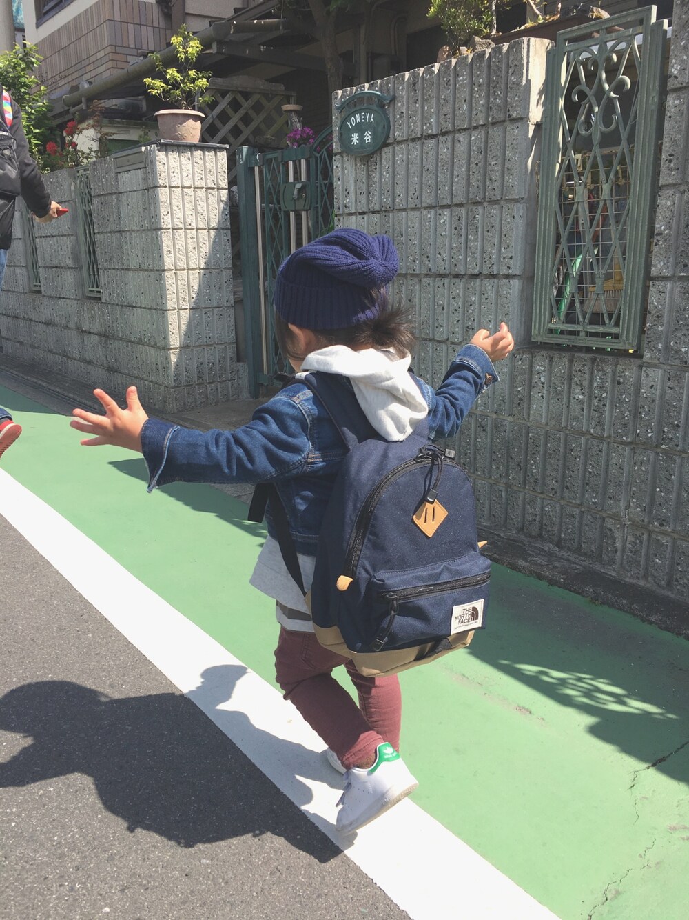 ホワイト系のパーカー、ブルー系のデニムジャケット、ブルー系のショルダーバッグを着用したキッズの春コーディネートの1枚目の写真