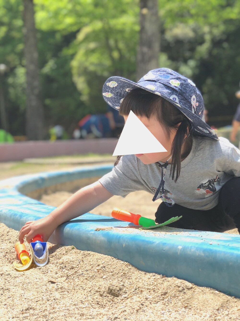 「女の子コーデ、キッズファッション、カジュアルコーデ、公園スタイル、プチプラ、黒スキニー、宝ヶ池公園、2歳2ヶ月」｜「THE NORTH FACEのアイテム（ハット、ブルー系）」を使った、FURU‿̑̈IKU   さん（キッズ・90cm）の春コーディネートの1枚目の写真