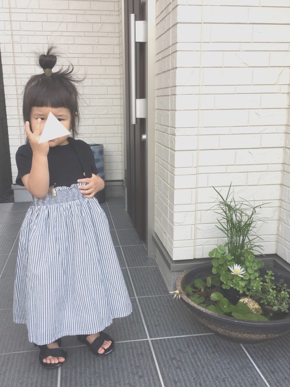 「夏、kids、プチプラ、スポーツサンダル、おだんごヘアー、ストライプ、birthday、GU、西松屋、サスペンダー」｜「Birthdayのアイテム（Tシャツ/カットソー、ブラック系）」を使った、FURU‿̑̈IKU   さん（キッズ・90cm）の夏コーディネートの1枚目の写真