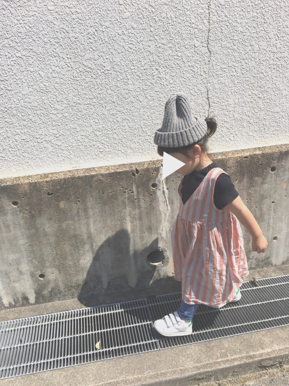 「夏セールで買いました、キッズファッション、おんなのこ、ストライプ、ワンピース、ワンピース×スニーカー、ニット帽、おしゃれさんと繋がりたい」｜「Birthdayのアイテム（Tシャツ/カットソー、ブラック系）」を使った、FURU‿̑̈IKU   さん（キッズ・90cm）の夏コーディネートの1枚目の写真
