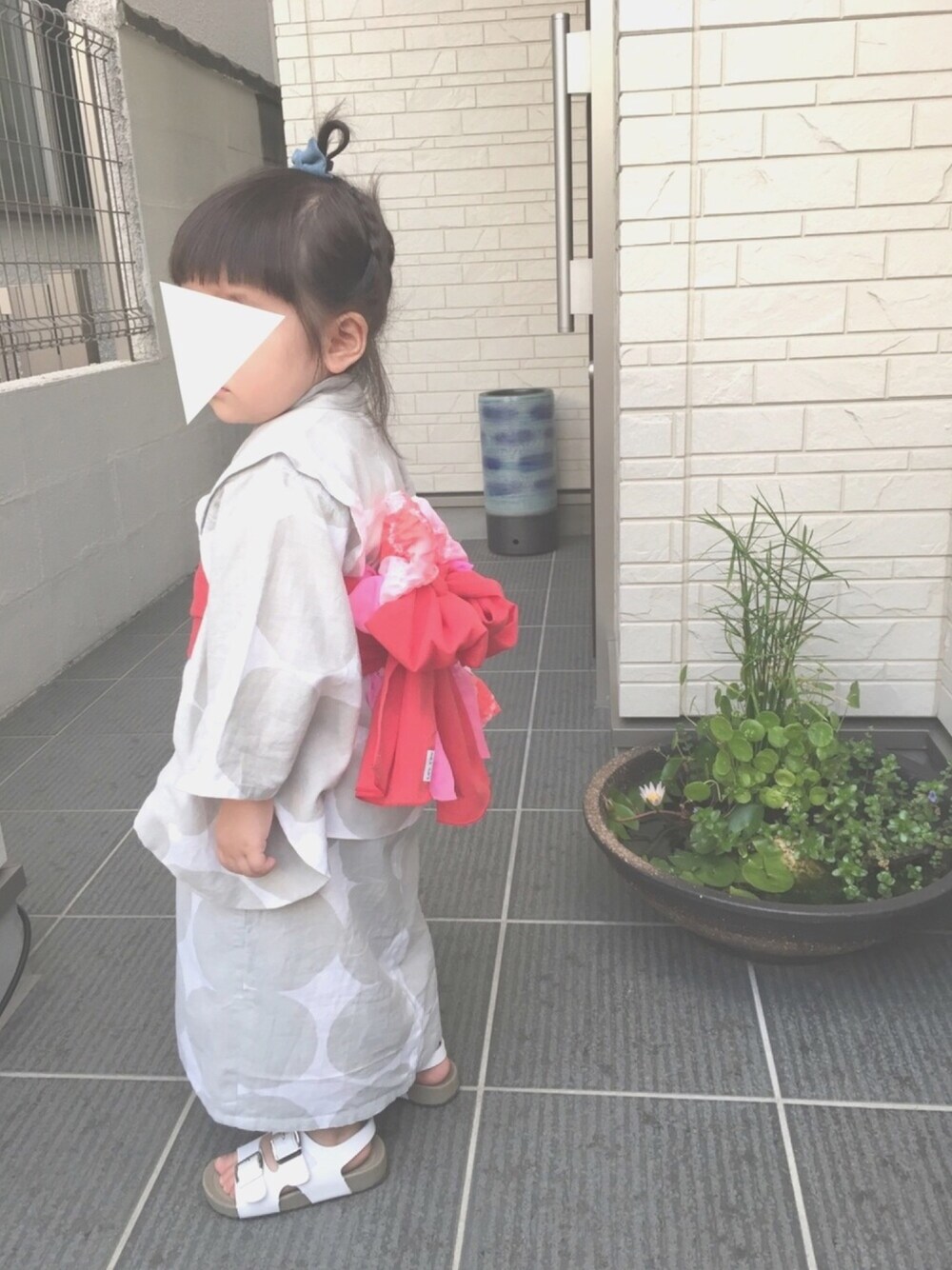 ホワイト系のサンダル、その他のその他を着用したキッズの夏コーディネートの1枚目の写真