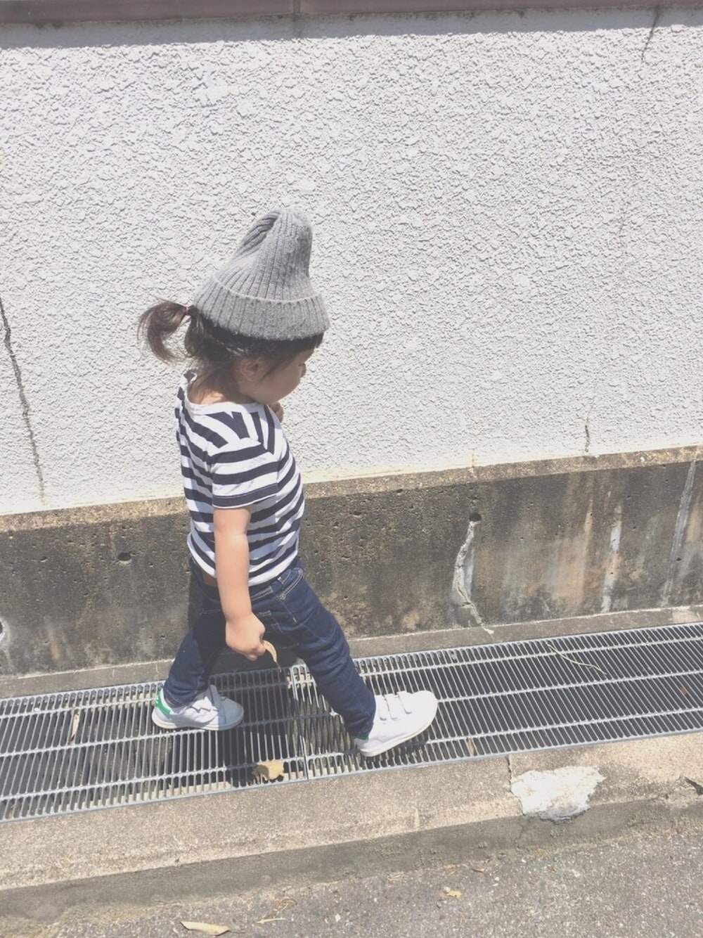 「キッズファッション、夏のワントーンコーデ、女の子コーデ、2歳、夏、ボーダー、スニーカー、ニット帽、デニム」｜「西松屋のアイテム（ニットキャップ/ビーニー、グレー系）」を使った、FURU‿̑̈IKU   さん（キッズ・90cm）の夏コーディネートの1枚目の写真