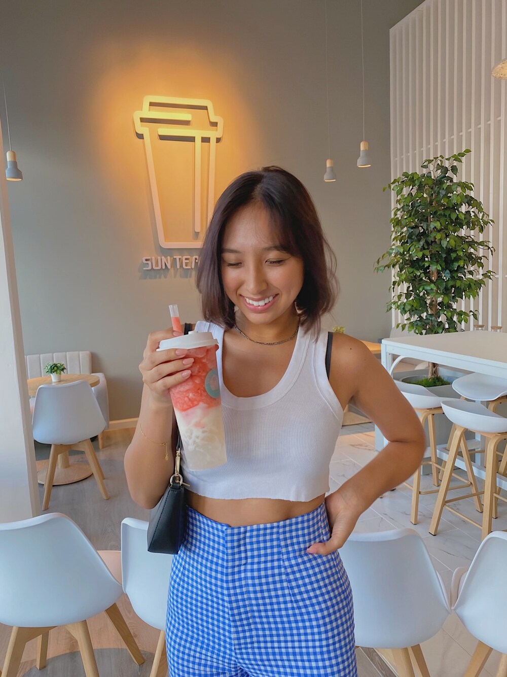 「summer、girl、hawaii、ギンガムチェック、夏コーデ、ZARA、シンプル」｜「Brandy Melvilleのアイテム（タンクトップ、ホワイト系）」を使った、elena さん（レディース・157cm）の夏コーディネートの1枚目の写真