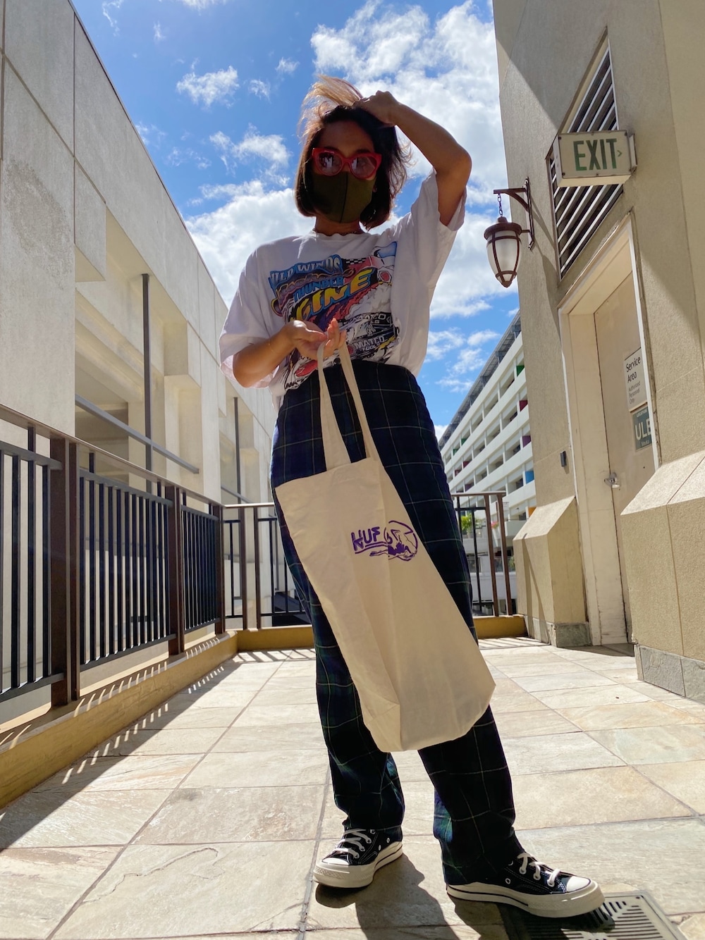 「summer、girl、hawaii、simple、夏コーデ、シンプル、マスク、HUF、converse、ボブ」｜「HUFのアイテム（トートバッグ、ベージュ系）」を使った、elena さん（レディース・157cm）の夏コーディネートの1枚目の写真