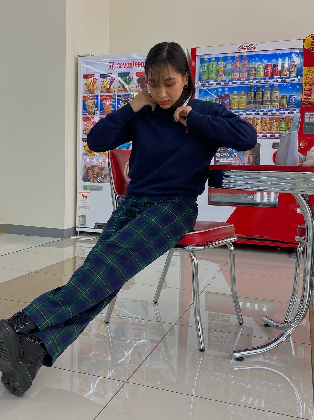 「girl、Dr.Martens、学生コーデ、Japan、韓国ファッション、秋のコーデ、厚底シューズ、女の子」｜「Brandy Melvilleのアイテム（パンツ、グリーン系）」を使った、elena さん（レディース・157cm）の冬コーディネートの1枚目の写真