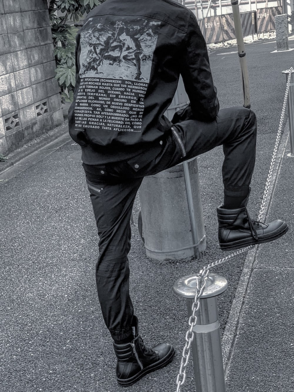 「RICK OWENS、ブラック」｜「Rick Owensのアイテム（MA-1、ブラック系）」を使った、Ryuさん（メンズ・175cm）の春コーディネートの1枚目の写真