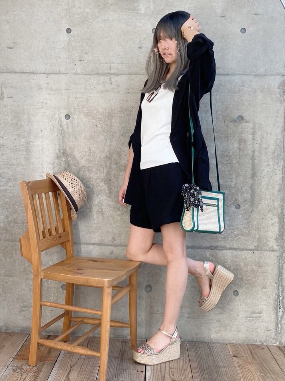 シルバー系のサンダル、ブラック系のその他アウター、ブラック系のその他パンツを着用したレディースの春コーディネートの1枚目の写真