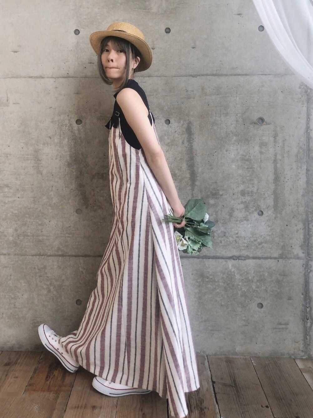 ブルー系のシャツ/ブラウス、ブラウン系のジャンパースカート、ホワイト系のスニーカーを着用したレディースの夏コーディネートの1枚目の写真