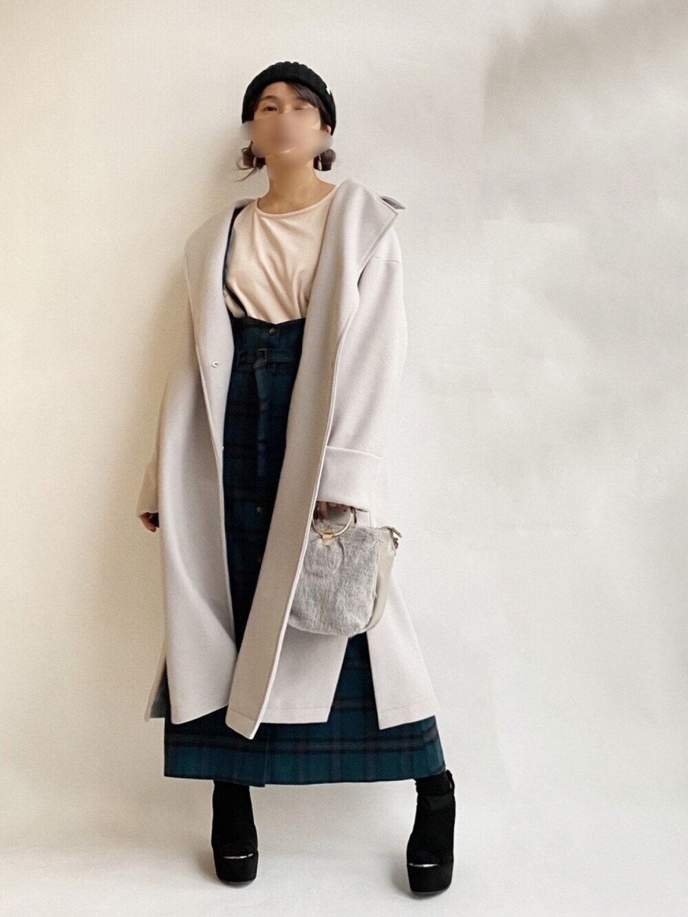 グレー系のダウンジャケット/コート、ホワイト系のTシャツ/カットソー、グリーン系のジャンパースカートを着用したレディースの秋コーディネートの1枚目の写真