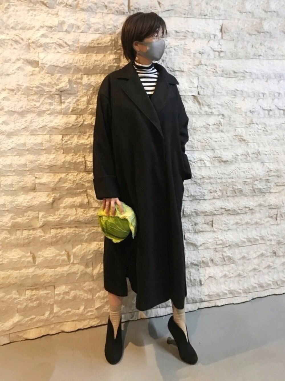 ブラック系のダウンジャケット/コート、ブラック系のブーツ、その他のニット/セーターを着用したレディースの冬コーディネートの1枚目の写真