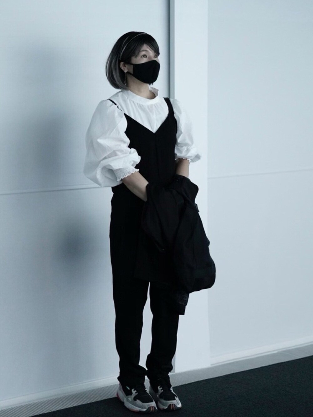 ホワイト系のシャツ/ブラウス、ブラック系のサロペット/オーバーオール、ブラック系のジャケット/アウターを着用したレディースの冬コーディネートの1枚目の写真