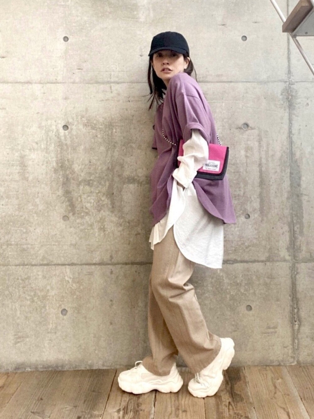 パープル系のTシャツ/カットソー、ホワイト系のシャツ/ブラウス、ベージュ系のデニムパンツを着用したレディースの春コーディネートの1枚目の写真